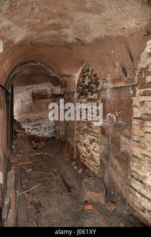 Royaume-uni : EERIE images révèlent les vestiges d'un temple païen souterrain du 18ème siècle qui ont pu être utilisés pour des rituels occultes et a été scellé et gauche à effriter. La hantise des coups de montrer une série de passages souterrains, des colonnes ornées de graffitis et de gravats qui s'est effondré à partir du toit du temple. D'autres tirs atmosphériques, à partir de cet emplacement près de Hagley dans le Worcestershire, montrent un autel de style romain. Les magnifiques photos ont été prises par conseiller en vente, Jason Kirkham (44). De prendre ses photos, Jason a utilisé un Canon 5D Mark 3 appareil photo. Jason Kirkham / mediadrum Banque D'Images