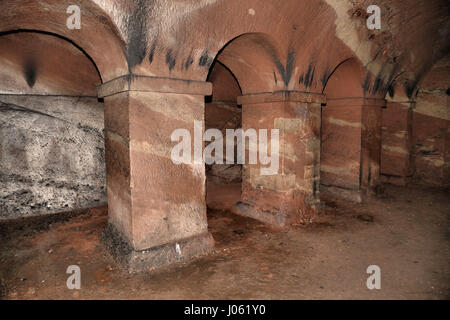 Royaume-uni : EERIE images révèlent les vestiges d'un temple païen souterrain du 18ème siècle qui ont pu être utilisés pour des rituels occultes et a été scellé et gauche à effriter. La hantise des coups de montrer une série de passages souterrains, des colonnes ornées de graffitis et de gravats qui s'est effondré à partir du toit du temple. D'autres tirs atmosphériques, à partir de cet emplacement près de Hagley dans le Worcestershire, montrent un autel de style romain. Les magnifiques photos ont été prises par conseiller en vente, Jason Kirkham (44). De prendre ses photos, Jason a utilisé un Canon 5D Mark 3 appareil photo. Jason Kirkham / mediadrum Banque D'Images