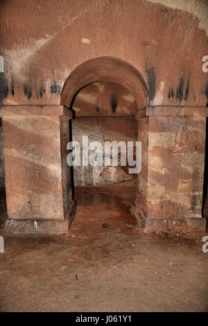 Royaume-uni : EERIE images révèlent les vestiges d'un temple païen souterrain du 18ème siècle qui ont pu être utilisés pour des rituels occultes et a été scellé et gauche à effriter. La hantise des coups de montrer une série de passages souterrains, des colonnes ornées de graffitis et de gravats qui s'est effondré à partir du toit du temple. D'autres tirs atmosphériques, à partir de cet emplacement près de Hagley dans le Worcestershire, montrent un autel de style romain. Les magnifiques photos ont été prises par conseiller en vente, Jason Kirkham (44). De prendre ses photos, Jason a utilisé un Canon 5D Mark 3 appareil photo. Jason Kirkham / mediadrum Banque D'Images