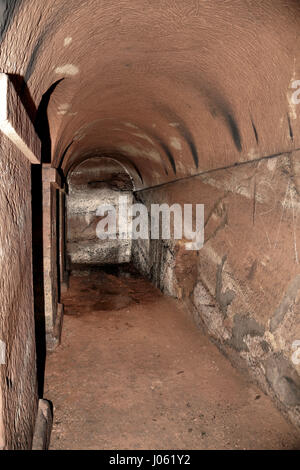 Royaume-uni : EERIE images révèlent les vestiges d'un temple païen souterrain du 18ème siècle qui ont pu être utilisés pour des rituels occultes et a été scellé et gauche à effriter. La hantise des coups de montrer une série de passages souterrains, des colonnes ornées de graffitis et de gravats qui s'est effondré à partir du toit du temple. D'autres tirs atmosphériques, à partir de cet emplacement près de Hagley dans le Worcestershire, montrent un autel de style romain. Les magnifiques photos ont été prises par conseiller en vente, Jason Kirkham (44). De prendre ses photos, Jason a utilisé un Canon 5D Mark 3 appareil photo. Jason Kirkham / mediadrum Banque D'Images