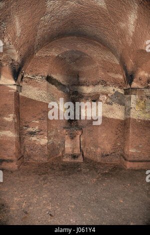 Royaume-uni : EERIE images révèlent les vestiges d'un temple païen souterrain du 18ème siècle qui ont pu être utilisés pour des rituels occultes et a été scellé et gauche à effriter. La hantise des coups de montrer une série de passages souterrains, des colonnes ornées de graffitis et de gravats qui s'est effondré à partir du toit du temple. D'autres tirs atmosphériques, à partir de cet emplacement près de Hagley dans le Worcestershire, montrent un autel de style romain. Les magnifiques photos ont été prises par conseiller en vente, Jason Kirkham (44). De prendre ses photos, Jason a utilisé un Canon 5D Mark 3 appareil photo. Jason Kirkham / mediadrum Banque D'Images