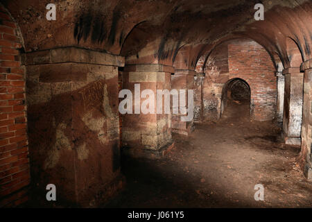 Royaume-uni : EERIE images révèlent les vestiges d'un temple païen souterrain du 18ème siècle qui ont pu être utilisés pour des rituels occultes et a été scellé et gauche à effriter. La hantise des coups de montrer une série de passages souterrains, des colonnes ornées de graffitis et de gravats qui s'est effondré à partir du toit du temple. D'autres tirs atmosphériques, à partir de cet emplacement près de Hagley dans le Worcestershire, montrent un autel de style romain. Les magnifiques photos ont été prises par conseiller en vente, Jason Kirkham (44). De prendre ses photos, Jason a utilisé un Canon 5D Mark 3 appareil photo. Jason Kirkham / mediadrum Banque D'Images