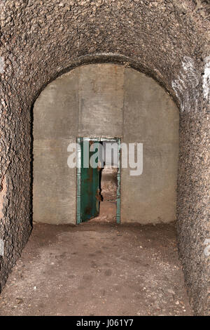 Royaume-uni : EERIE images révèlent les vestiges d'un temple païen souterrain du 18ème siècle qui ont pu être utilisés pour des rituels occultes et a été scellé et gauche à effriter. La hantise des coups de montrer une série de passages souterrains, des colonnes ornées de graffitis et de gravats qui s'est effondré à partir du toit du temple. D'autres tirs atmosphériques, à partir de cet emplacement près de Hagley dans le Worcestershire, montrent un autel de style romain. Les magnifiques photos ont été prises par conseiller en vente, Jason Kirkham (44). De prendre ses photos, Jason a utilisé un Canon 5D Mark 3 appareil photo. Jason Kirkham / mediadrum Banque D'Images