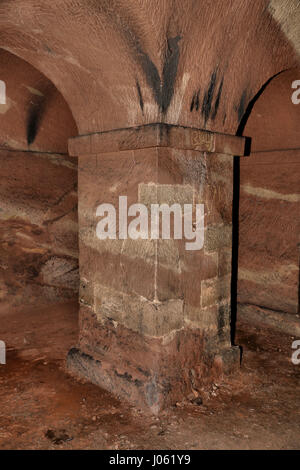 Royaume-uni : EERIE images révèlent les vestiges d'un temple païen souterrain du 18ème siècle qui ont pu être utilisés pour des rituels occultes et a été scellé et gauche à effriter. La hantise des coups de montrer une série de passages souterrains, des colonnes ornées de graffitis et de gravats qui s'est effondré à partir du toit du temple. D'autres tirs atmosphériques, à partir de cet emplacement près de Hagley dans le Worcestershire, montrent un autel de style romain. Les magnifiques photos ont été prises par conseiller en vente, Jason Kirkham (44). De prendre ses photos, Jason a utilisé un Canon 5D Mark 3 appareil photo. Jason Kirkham / mediadrum Banque D'Images