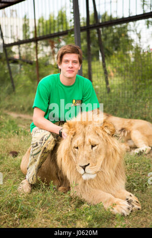 Les lions semblent être à l'aise avec les humains. De superbes images montrant des lions féroces et sans peur l'homme assis sur le dessus de l'autre dans un champ ont été capturés par un photographe surpris. Les photos montrent le surréaliste 418 livres accueillant des lions leur compagnons comme ils ont heureusement poser pour vos autoportraits, s'embrassent sur la bouche et un lion blanc même tend la main d'un coup de patte d'un homme nageant dans un étang. D'autres images montrent les lions de personnes souhaits affectueusement leur voiture et dans une image incroyable, un homme de courage met son bras dans la bouche de la bête de poser pour la caméra. Le specta Banque D'Images