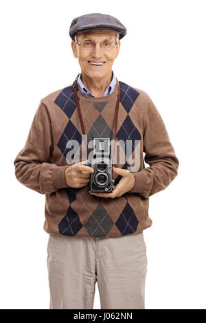 Vieil homme tenant un appareil photo vintage isolé sur fond blanc Banque D'Images