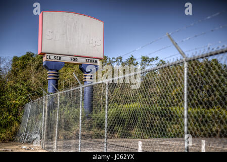 Nouvelle-orléans : des images ont été publiées montrant le passé oublié d'un parc à thème abandonné qui a subi plus de 32 millions de dollars de dommages causés par l'ouragan Katrina. La série d'images obsédantes qui montrent des casiers défiguré une fois tenir la 140-acre park vide à la recherche de sensations fortes d'effets personnels des visiteurs comme ils ont apprécié les Looney Toons et DC Comic attractions et un ours piétinée qui pourrait avoir été un prix bien-aimé ou souvenir lorsque le dernier départ arrêté il y a plus d'une décennie. Plus de coups de démontrer comment la mère nature a remis ce qui était autrefois le sien. Vertigo envahi par la chute et l'induction Banque D'Images