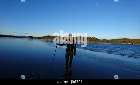 SPJUTMOSJON, SUÈDE : C'est courageux ou stupide daredevil après patiner sur un lac gelé où la mince couche de glace a cassé vers le haut pour révéler le gel de l'eau ci-dessous ? Superbe séquence a capturé un Adrenaline Junkie skating et sauter entre les blocs de glace sans soins dans le monde. La vidéo montre aussi l'atterrissage du patineur à la recherche de sensations fortes sur la banquise lorsqu'il commence à passer sous et il évite de justesse de se plonger dans le lac froid. Le clip a été prise en Suède, Spjutmosjön par employé de magasin de ski Johan Eriksson (26) de Hedemora. Il montre son ami Tobias Björklund éclate sur les Banque D'Images