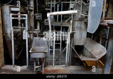 New York, USA : images et vidéo étrange ont révélé les vestiges d'une abandonné longtemps oublié-abattoir. La hantise des photos et d'images montrent la machinerie de rouille laissées notamment cuves, fans et même les lames tranchantes tandis qu'un tas de hoof des os peut être vu sur l'assassinat de chaussée. Des rangées de casiers individuels sont encore vide à l'intérieur du bâtiment tandis que l'horloge machine ressemble à elle pourrait avoir du mal à m'enregistrer le début de votre quart de travail. La spooky des coups de feu ont été prises à un abattoir abandonné au Nebraska, USA par le photographe Jim Sullivan (36) de Los Angeles. Banque D'Images