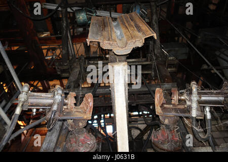 New York, USA : images et vidéo étrange ont révélé les vestiges d'une abandonné longtemps oublié-abattoir. La hantise des photos et d'images montrent la machinerie de rouille laissées notamment cuves, fans et même les lames tranchantes tandis qu'un tas de hoof des os peut être vu sur l'assassinat de chaussée. Des rangées de casiers individuels sont encore vide à l'intérieur du bâtiment tandis que l'horloge machine ressemble à elle pourrait avoir du mal à m'enregistrer le début de votre quart de travail. La spooky des coups de feu ont été prises à un abattoir abandonné au Nebraska, USA par le photographe Jim Sullivan (36) de Los Angeles. Banque D'Images