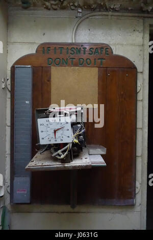 New York, USA : images et vidéo étrange ont révélé les vestiges d'une abandonné longtemps oublié-abattoir. La hantise des photos et d'images montrent la machinerie de rouille laissées notamment cuves, fans et même les lames tranchantes tandis qu'un tas de hoof des os peut être vu sur l'assassinat de chaussée. Des rangées de casiers individuels sont encore vide à l'intérieur du bâtiment tandis que l'horloge machine ressemble à elle pourrait avoir du mal à m'enregistrer le début de votre quart de travail. La spooky des coups de feu ont été prises à un abattoir abandonné au Nebraska, USA par le photographe Jim Sullivan (36) de Los Angeles. Banque D'Images