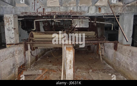 New York, USA : images et vidéo étrange ont révélé les vestiges d'une abandonné longtemps oublié-abattoir. La hantise des photos et d'images montrent la machinerie de rouille laissées notamment cuves, fans et même les lames tranchantes tandis qu'un tas de hoof des os peut être vu sur l'assassinat de chaussée. Des rangées de casiers individuels sont encore vide à l'intérieur du bâtiment tandis que l'horloge machine ressemble à elle pourrait avoir du mal à m'enregistrer le début de votre quart de travail. La spooky des coups de feu ont été prises à un abattoir abandonné au Nebraska, USA par le photographe Jim Sullivan (36) de Los Angeles. Banque D'Images