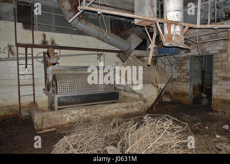 New York, USA : images et vidéo étrange ont révélé les vestiges d'une abandonné longtemps oublié-abattoir. La hantise des photos et d'images montrent la machinerie de rouille laissées notamment cuves, fans et même les lames tranchantes tandis qu'un tas de hoof des os peut être vu sur l'assassinat de chaussée. Des rangées de casiers individuels sont encore vide à l'intérieur du bâtiment tandis que l'horloge machine ressemble à elle pourrait avoir du mal à m'enregistrer le début de votre quart de travail. La spooky des coups de feu ont été prises à un abattoir abandonné au Nebraska, USA par le photographe Jim Sullivan (36) de Los Angeles. Banque D'Images