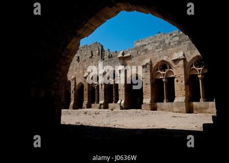 Krak de Chevalier. Un série d'images d'un photographe britannique ont été publiées montrant ce que la Syrie était comme juste avant ses six ans de guerre civile a éclaté. La magnifique collection de photographies montre la citadelle d'Alep qui est maintenant, c'est ruine, le théâtre romain détruit et d'anciennes ruines historiques tétrapyle de Palmyre et le magnifique site du patrimoine mondial de l'Unesco de la mosquée des Omeyyades d'Alep, qui a été construit entre le 8e et 13e siècles. D'autres photos montrent un couple de garçons ayant une lutte de l'eau dans la rue, les gens d'Alep en relaxant au jus et en circulation Banque D'Images