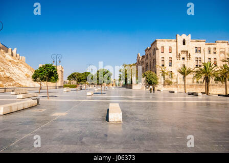 Entrée de la Citadelle, Alep. Un série d'images d'un photographe britannique ont été publiées montrant ce que la Syrie était comme juste avant ses six ans de guerre civile a éclaté. La magnifique collection de photographies montre la citadelle d'Alep qui est maintenant, c'est ruine, le théâtre romain détruit et d'anciennes ruines historiques tétrapyle de Palmyre et le magnifique site du patrimoine mondial de l'Unesco de la mosquée des Omeyyades d'Alep, qui a été construit entre le 8e et 13e siècles. D'autres photos montrent un couple de garçons ayant une lutte de l'eau dans la rue, les gens se détendre dans les bars de jus d'Alep Banque D'Images