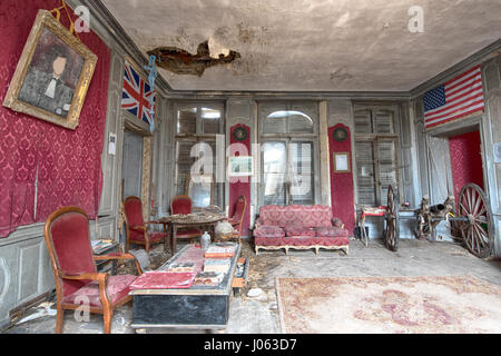 Ce mystère abandonné accueil possède une immense cannon comme un élément central dans le salon qui a appartenu à un inconnu maintenant fanatique de guerre. Images étranges ont révélé une time capsule qui a été touché puisqu'il a été abandonné. Les photos montrent un salon qui pourrait avoir appartenu à un collectionneur de souvenirs de guerre avec un grand Cannon à l'honneur, tandis qu'un drapeau Union Jack britannique et l'américain Stars and Stripes ornent les murs. D'autres clichés montrent une table de billard, une chambres de luxe et une spectaculaire fresque sur un mur dépeignant des personnes dans crd renaissance Française Banque D'Images