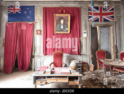 Ce mystère abandonné accueil possède une immense cannon comme un élément central dans le salon qui a appartenu à un inconnu maintenant fanatique de guerre. Images étranges ont révélé une time capsule qui a été touché puisqu'il a été abandonné. Les photos montrent un salon qui pourrait avoir appartenu à un collectionneur de souvenirs de guerre avec un grand Cannon à l'honneur, tandis qu'un drapeau Union Jack britannique et l'américain Stars and Stripes ornent les murs. D'autres clichés montrent une table de billard, une chambres de luxe et une spectaculaire fresque sur un mur dépeignant des personnes dans crd renaissance Française Banque D'Images