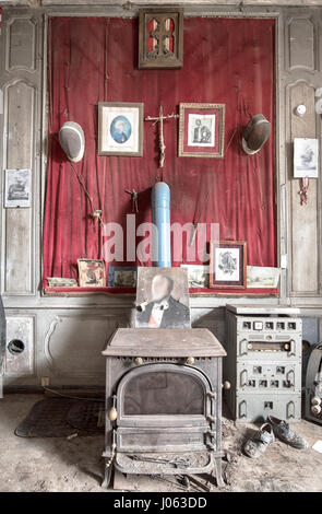 Ce mystère abandonné accueil possède une immense cannon comme un élément central dans le salon qui a appartenu à un inconnu maintenant fanatique de guerre. Images étranges ont révélé une time capsule qui a été touché puisqu'il a été abandonné. Les photos montrent un salon qui pourrait avoir appartenu à un collectionneur de souvenirs de guerre avec un grand Cannon à l'honneur, tandis qu'un drapeau Union Jack britannique et l'américain Stars and Stripes ornent les murs. D'autres clichés montrent une table de billard, une chambres de luxe et une spectaculaire fresque sur un mur dépeignant des personnes dans crd renaissance Française Banque D'Images