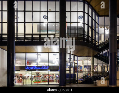 Le Royal Concert Hall (RCH) pendant la nuit, une partie de la Royal Centre à Nottingham, Angleterre, Royaume-Uni Banque D'Images