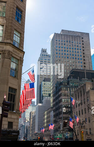 Drapeaux suspendus bâtiments le long de la Cinquième Avenue de New York. Banque D'Images