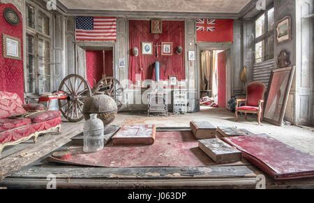 Ce mystère abandonné accueil possède une immense cannon comme un élément central dans le salon qui a appartenu à un inconnu maintenant fanatique de guerre. Images étranges ont révélé une time capsule qui a été touché puisqu'il a été abandonné. Les photos montrent un salon qui pourrait avoir appartenu à un collectionneur de souvenirs de guerre avec un grand Cannon à l'honneur, tandis qu'un drapeau Union Jack britannique et l'américain Stars and Stripes ornent les murs. D'autres clichés montrent une table de billard, une chambres de luxe et une spectaculaire fresque sur un mur dépeignant des personnes dans crd renaissance Française Banque D'Images