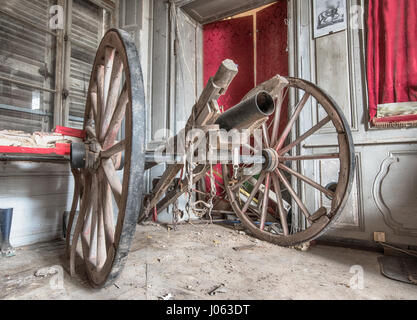 Ce mystère abandonné accueil possède une immense cannon comme un élément central dans le salon qui a appartenu à un inconnu maintenant fanatique de guerre. Images étranges ont révélé une time capsule qui a été touché puisqu'il a été abandonné. Les photos montrent un salon qui pourrait avoir appartenu à un collectionneur de souvenirs de guerre avec un grand Cannon à l'honneur, tandis qu'un drapeau Union Jack britannique et l'américain Stars and Stripes ornent les murs. D'autres clichés montrent une table de billard, une chambres de luxe et une spectaculaire fresque sur un mur dépeignant des personnes dans crd renaissance Française Banque D'Images