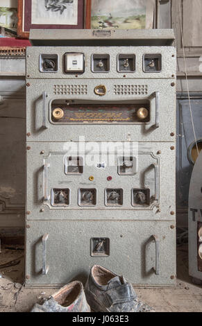 Ce mystère abandonné accueil possède une immense cannon comme un élément central dans le salon qui a appartenu à un inconnu maintenant fanatique de guerre. Images étranges ont révélé une time capsule qui a été touché puisqu'il a été abandonné. Les photos montrent un salon qui pourrait avoir appartenu à un collectionneur de souvenirs de guerre avec un grand Cannon à l'honneur, tandis qu'un drapeau Union Jack britannique et l'américain Stars and Stripes ornent les murs. D'autres clichés montrent une table de billard, une chambres de luxe et une spectaculaire fresque sur un mur dépeignant des personnes dans crd renaissance Française Banque D'Images