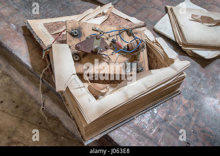 Ce mystère abandonné accueil possède une immense cannon comme un élément central dans le salon qui a appartenu à un inconnu maintenant fanatique de guerre. Images étranges ont révélé une time capsule qui a été touché puisqu'il a été abandonné. Les photos montrent un salon qui pourrait avoir appartenu à un collectionneur de souvenirs de guerre avec un grand Cannon à l'honneur, tandis qu'un drapeau Union Jack britannique et l'américain Stars and Stripes ornent les murs. D'autres clichés montrent une table de billard, une chambres de luxe et une spectaculaire fresque sur un mur dépeignant des personnes dans crd renaissance Française Banque D'Images