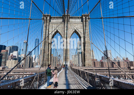 Couple vu sur le pont de Brooklyn pour piétons Banque D'Images