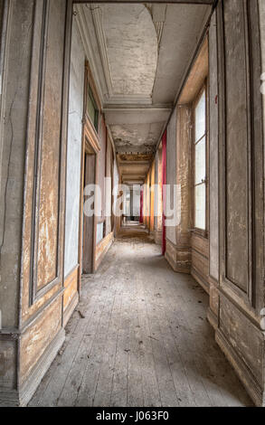 Ce mystère abandonné accueil possède une immense cannon comme un élément central dans le salon qui a appartenu à un inconnu maintenant fanatique de guerre. Images étranges ont révélé une time capsule qui a été touché puisqu'il a été abandonné. Les photos montrent un salon qui pourrait avoir appartenu à un collectionneur de souvenirs de guerre avec un grand Cannon à l'honneur, tandis qu'un drapeau Union Jack britannique et l'américain Stars and Stripes ornent les murs. D'autres clichés montrent une table de billard, une chambres de luxe et une spectaculaire fresque sur un mur dépeignant des personnes dans crd renaissance Française Banque D'Images