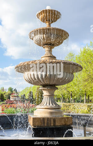 Fontaine dans les jardins de l'Avenue at Regents Park, London, England, UK Banque D'Images