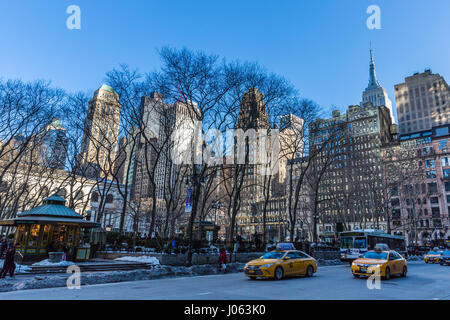 Les taxis et les autres véhicules roulant le long de la 5e Avenue, New York Banque D'Images