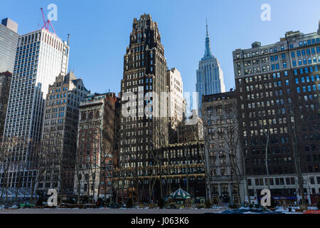 Empire State building donnant sur des tours à Bryant Park Banque D'Images