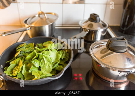 Close up of poêle remplie de chou vert et les épinards communiqué de modèle : N° des biens : Non. Banque D'Images