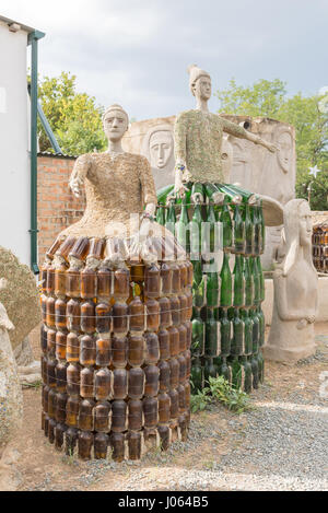 NIEU BETHESDA, AFRIQUE DU SUD - le 21 mars 2017 : le béton et des sculptures en verre à la Chouette Maison à Nieu-Bethesda, un village historique dans l'Azur Banque D'Images