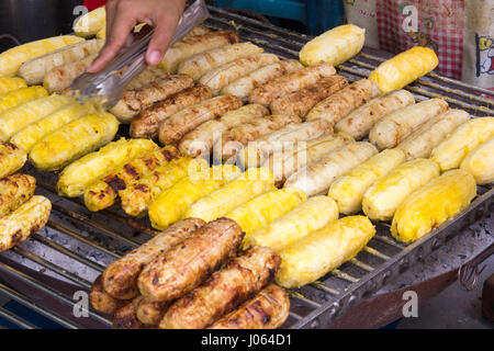 Bananes grillés sur un barbecue sur une street food à Bangkok, Thaïlande Banque D'Images