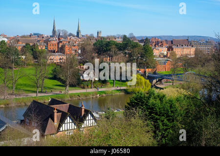 La ville de Shrewsbury vu de l'autre côté de la rivière Severn, Shropshire. Banque D'Images