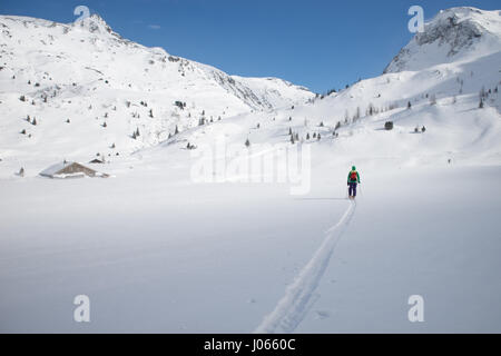 Un skieur dans la vallée de Gastein, Autriche. Banque D'Images