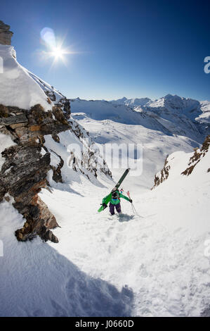 Un skieur dans la vallée de Gastein, Autriche. Banque D'Images