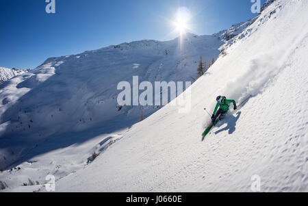 Un skieur dans la vallée de Gastein, Autriche. Banque D'Images