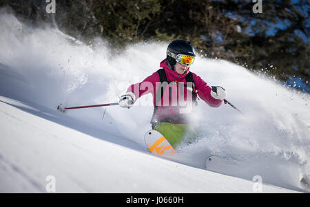 Un skieur dans la vallée de Gastein, Autriche. Banque D'Images