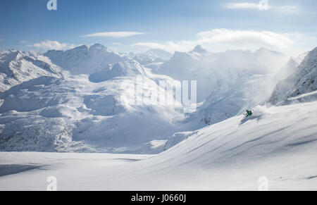 Un skieur dans la vallée de Gastein, Autriche. Banque D'Images