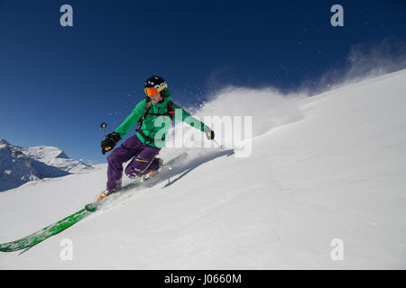 Un skieur dans la vallée de Gastein, Autriche. Banque D'Images