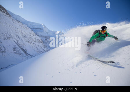 Un skieur dans la vallée de Gastein, Autriche. Banque D'Images