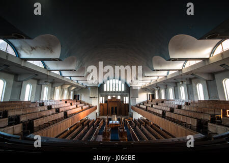 LIVERPOOL, Royaume-Uni : des images incroyables, ont vu le jour montrant la pourriture reste d'un énorme de style art déco synagogue juive comme la fête juive de Hanoukka commence. Les superbes clichés montrent le grand culte avec plusieurs rangées de bancs en bois, qui une fois assis des centaines de fidèles avant qu'il a été abandonné en 2008. D'autres photos montrent l'étoile de David de rouille sur les portes de la synagogue, dépouillées des salons et côté gauche derrière le culte des livres. Les spectaculaires instantanés ont été prises à Greenbank Synagogue à Liverpool par dispositif de contrôle de la circulation et photographe amateur Trevor Bishenden (26) de Basingstoke, Hamps Banque D'Images