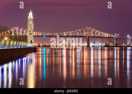 Montréal, Canada - 9 Avril 2017 : Le Pont Jacques-Cartier teste son nouveau système d'éclairage créé par Moment Factory avant le lancement officiel le 17 mai. Banque D'Images