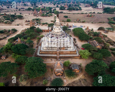 BAGAN, Myanmar : La pagode Shwesandaw contient une série de cinq terrasses, surmontée d'un stupa cylindrique, qui a un parapluie bejeweled. La pagode a été construite par le Roi Anawrahta en 1057. Drone aérien incroyables images des trois cent vingt pieds dans l'air ont été capturés par un photographe amateur. Photos et vidéo vidéo montre les temples antiques autour de la Birmanie, maintenant connu sous le nom de Myanmar, d'en haut. Mettre en valeur leur élégance et leur domination sur le paysage. Ingénieur indien Pradeep Raja (28) de Delhi, s'est rendu à Bagan, Myanmar pour tirer ces coups vertigineux, un total de dépenses s Banque D'Images