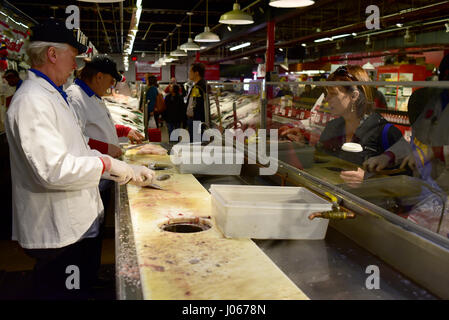 USA Pittsburgh PA Robert Wholey & Co Marché de Fruits de mer sur la bande d'hommes du District de nettoyer le poisson pour les clients Banque D'Images