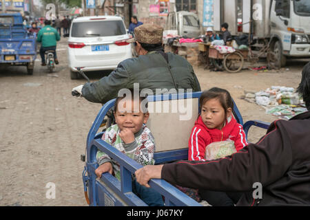 Wang Feng (7 ans, fille) et son jeune frère Wang Zeyi (4 ans), dans la région de Xiong County, Hebei, Chine Banque D'Images