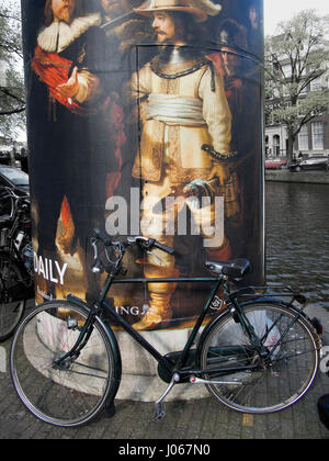 Les vélos garés dans le centre-ville d'Amsterdam, Pays-Bas Banque D'Images